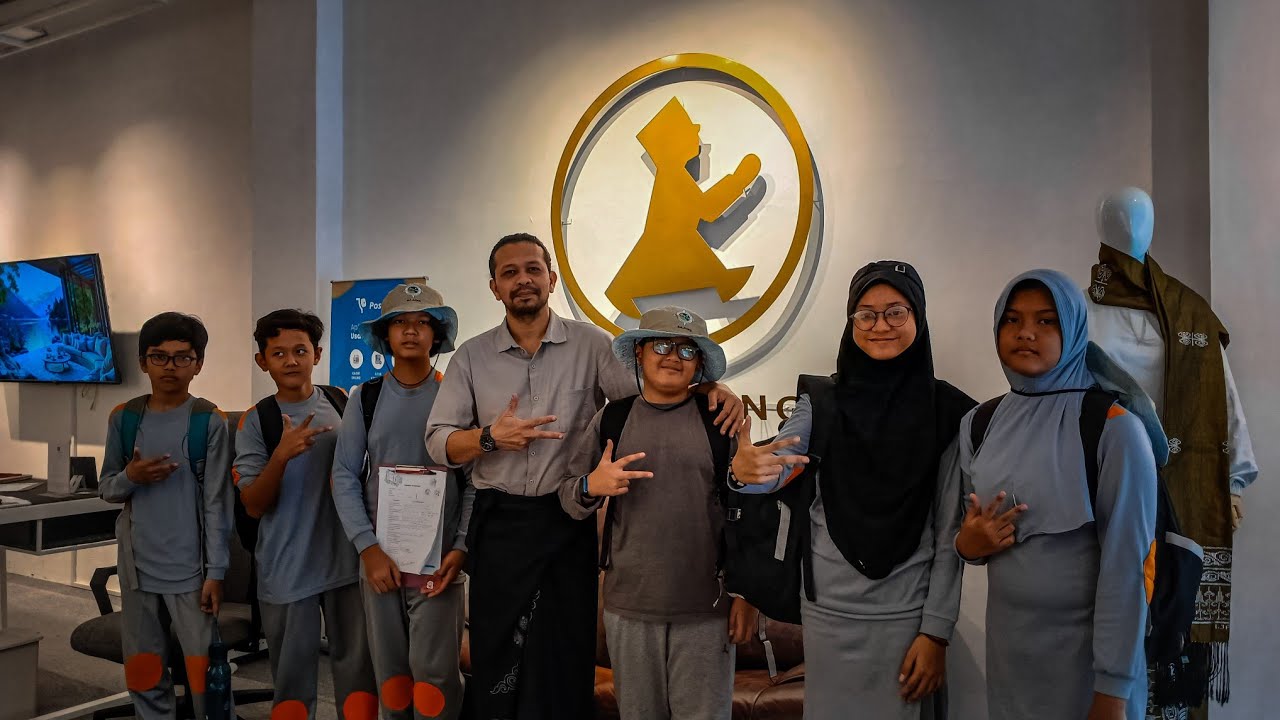 PODCAST AINS - Inovasi Sarung jadi Tren Fashion bersama Owner Ija Kroeng