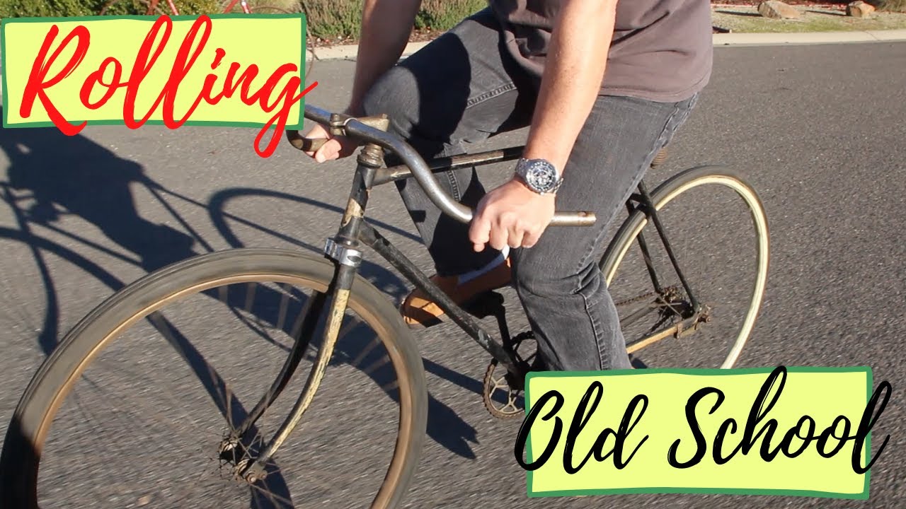 За нами с блошиного рынка домой следовали два старинных велосипеда: Hercules и Mystery Bike!