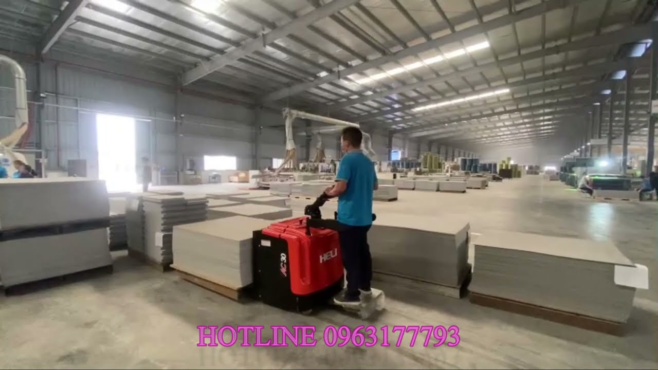 Vận hành lấy hàng xe nâng điện thấp 3 tấn bệ đứng lái nhanh gọn?