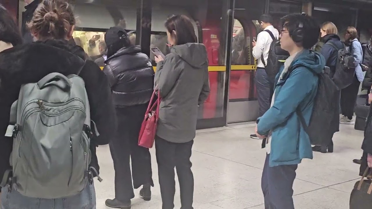 Morning rush of Canada water in London 🇬🇧 🏴󠁧󠁢󠁥󠁮󠁧󠁿 🥰🥰