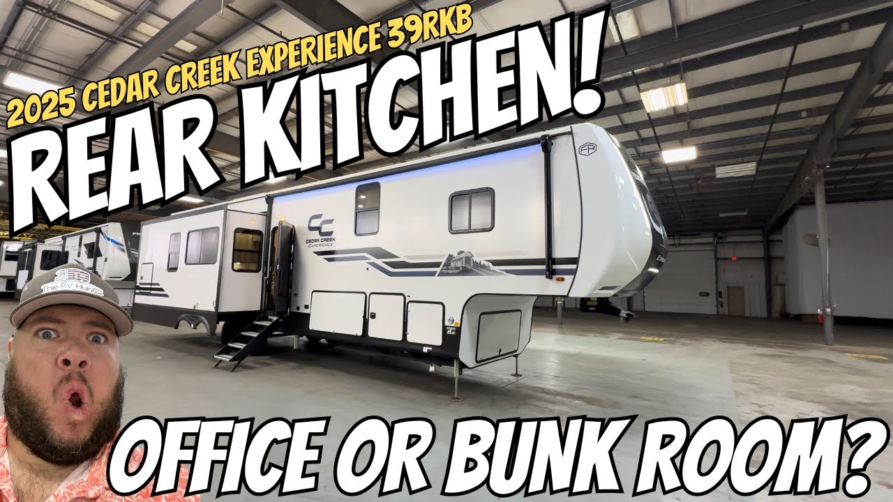 Дом на колесах с кухней сзади и средней двухъярусной кроватью! Cedar Creek Experience 2025 39RKB