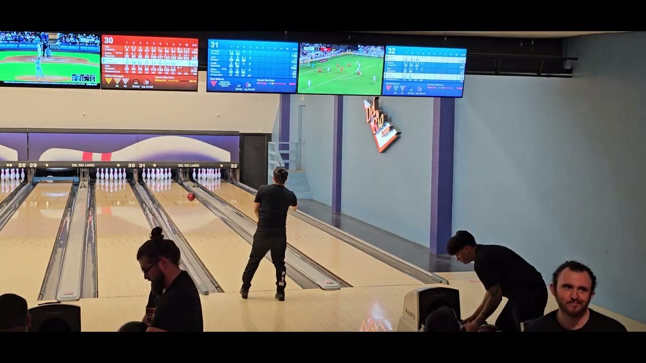 Downey CA Del Rio Lanes Sports League Chicago Bulls vs Charlotte Hornets 2 Heavy Weights Go At It!!!