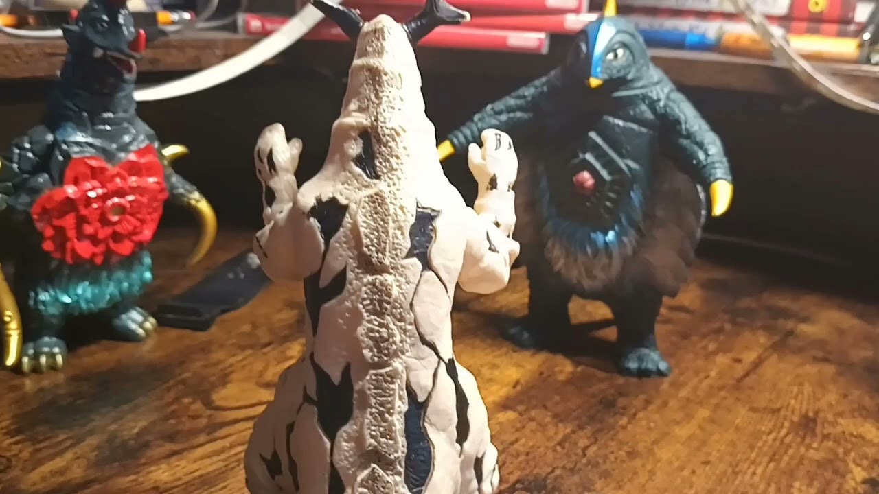 Kaiju fight episode 19 bemstar vs eleking vs astromons 