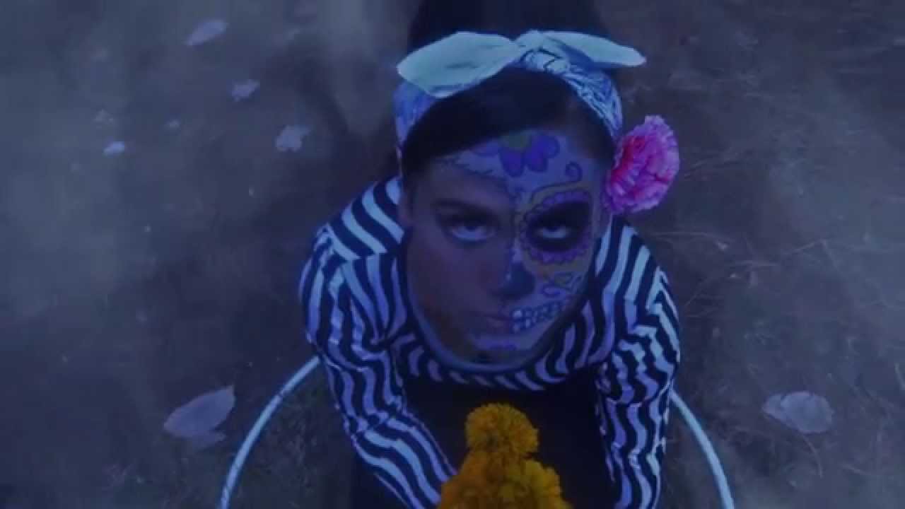 hula hoop dance - Dia de muertos