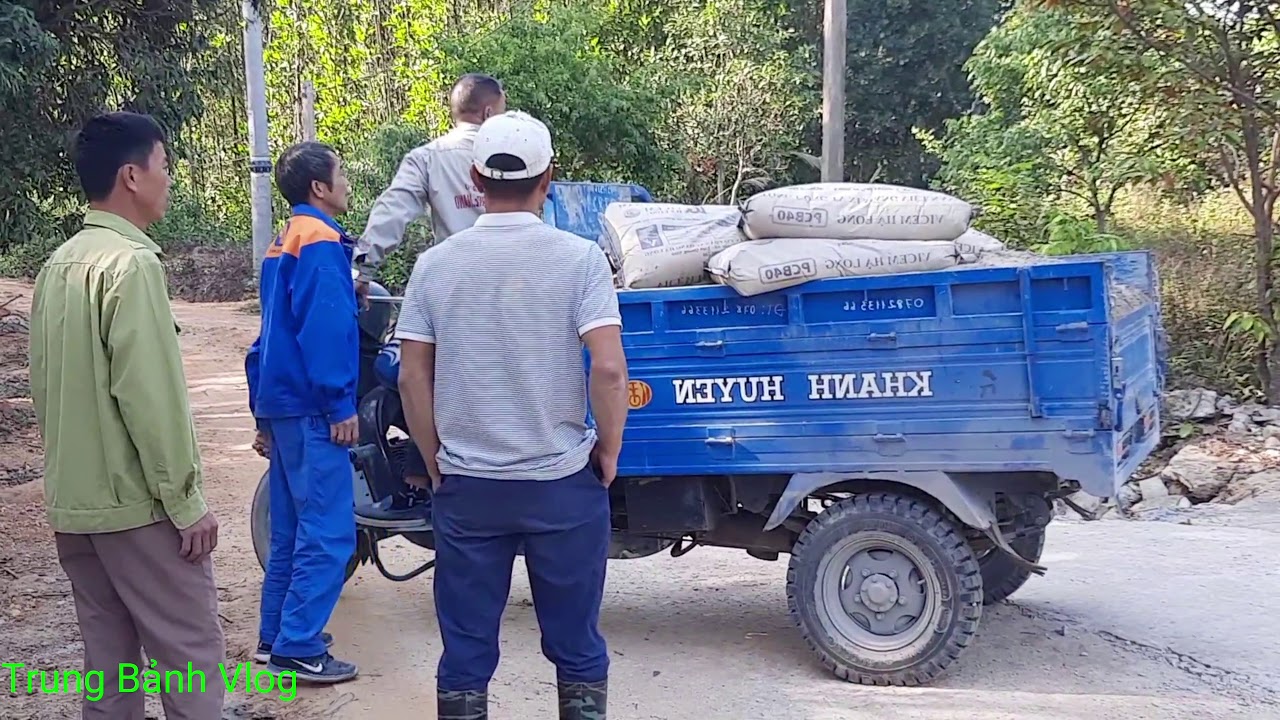 hãy sem các bác thợ đùn. xe ba bánh chở cát. xi măng  lùi lên dốc đổ ben