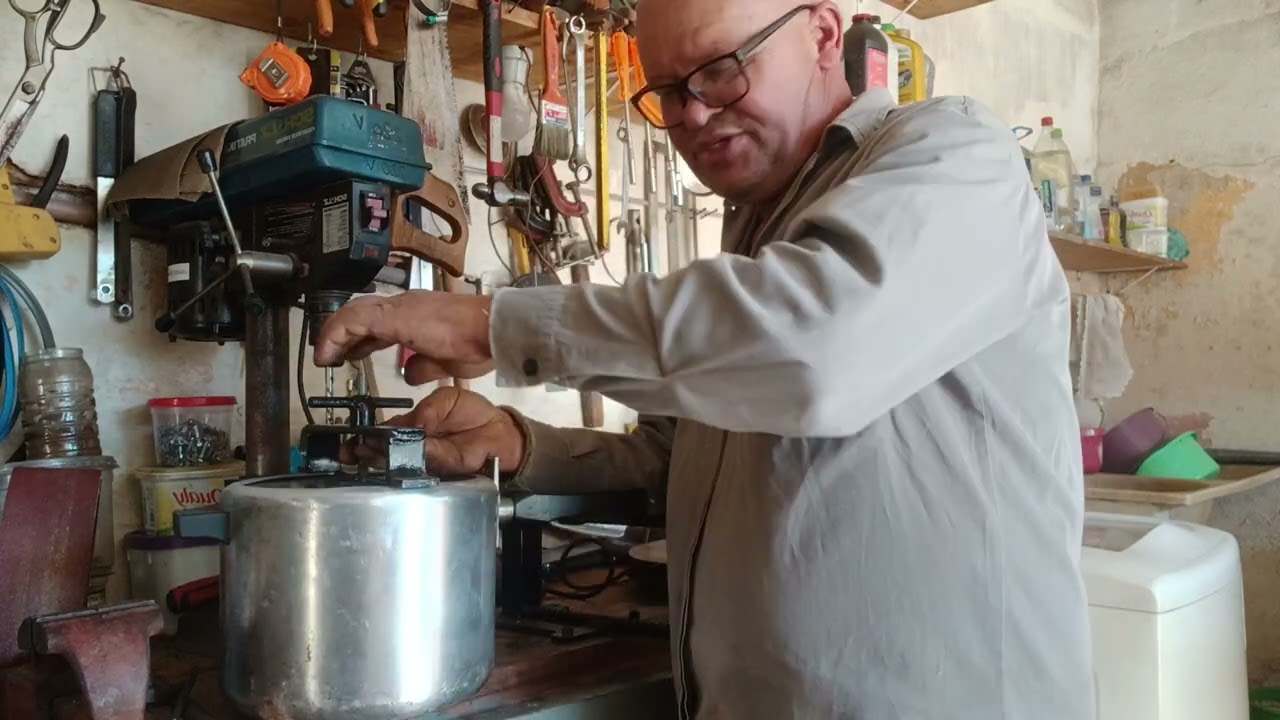 Ferramenta para desamassar borda de panela