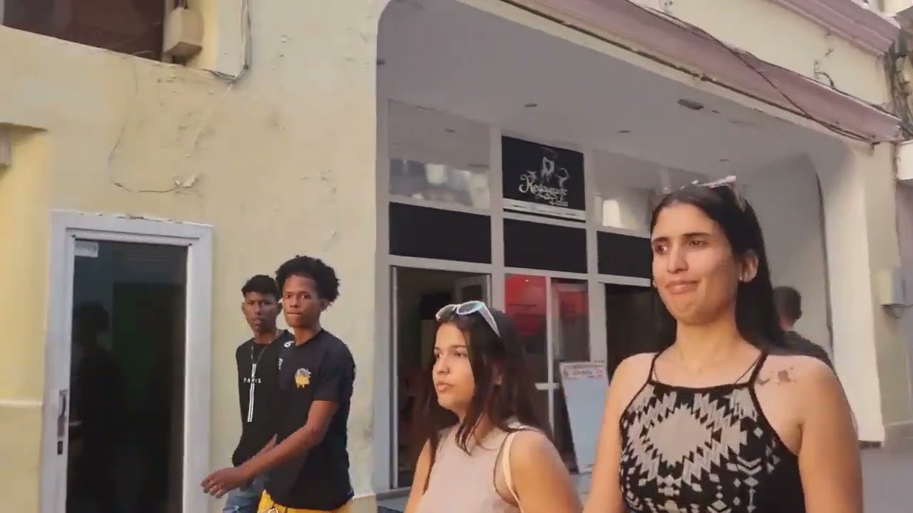 UNA  TARDE DE DOMINGO EN LA CALLE ENRAMADAS DE SANTIAGO DE CUBA - RUMBA Y SONRISAS