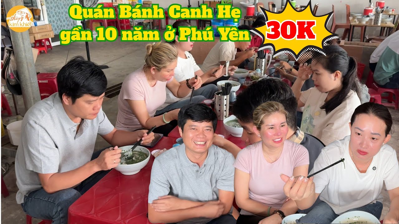 Thuỳ Kim Khiết & Team Khương Dừa ăn sáng ở quán bánh canh hẹ 