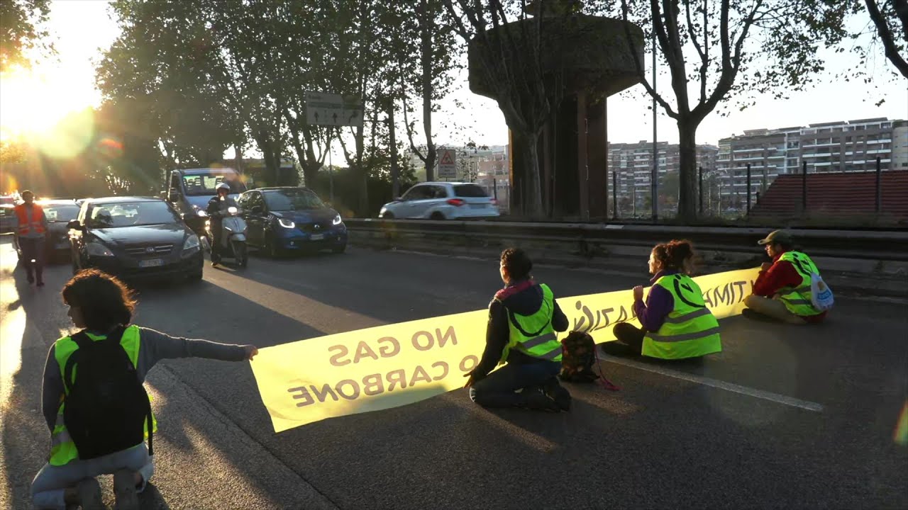 Roma, attivisti Ultima Generazione bloccano strada per richiamare attenzione sulla crisi climatica