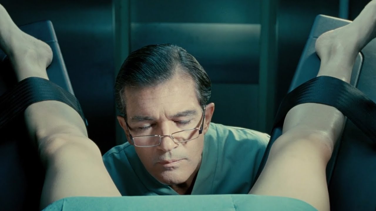 Доктор ловит парня и превращает его в свою жену