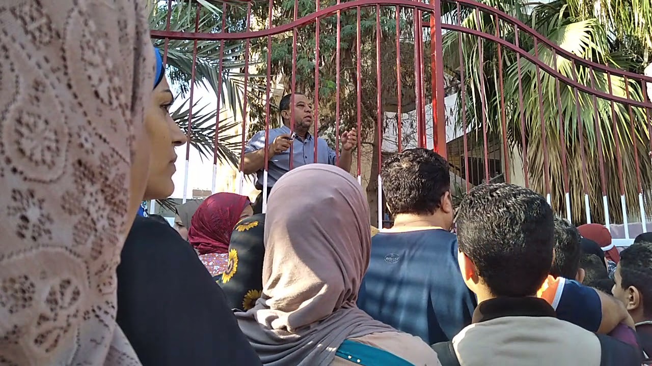 كارثة مهزله ثاني يوم دراسه من أمام إحدى المدارس