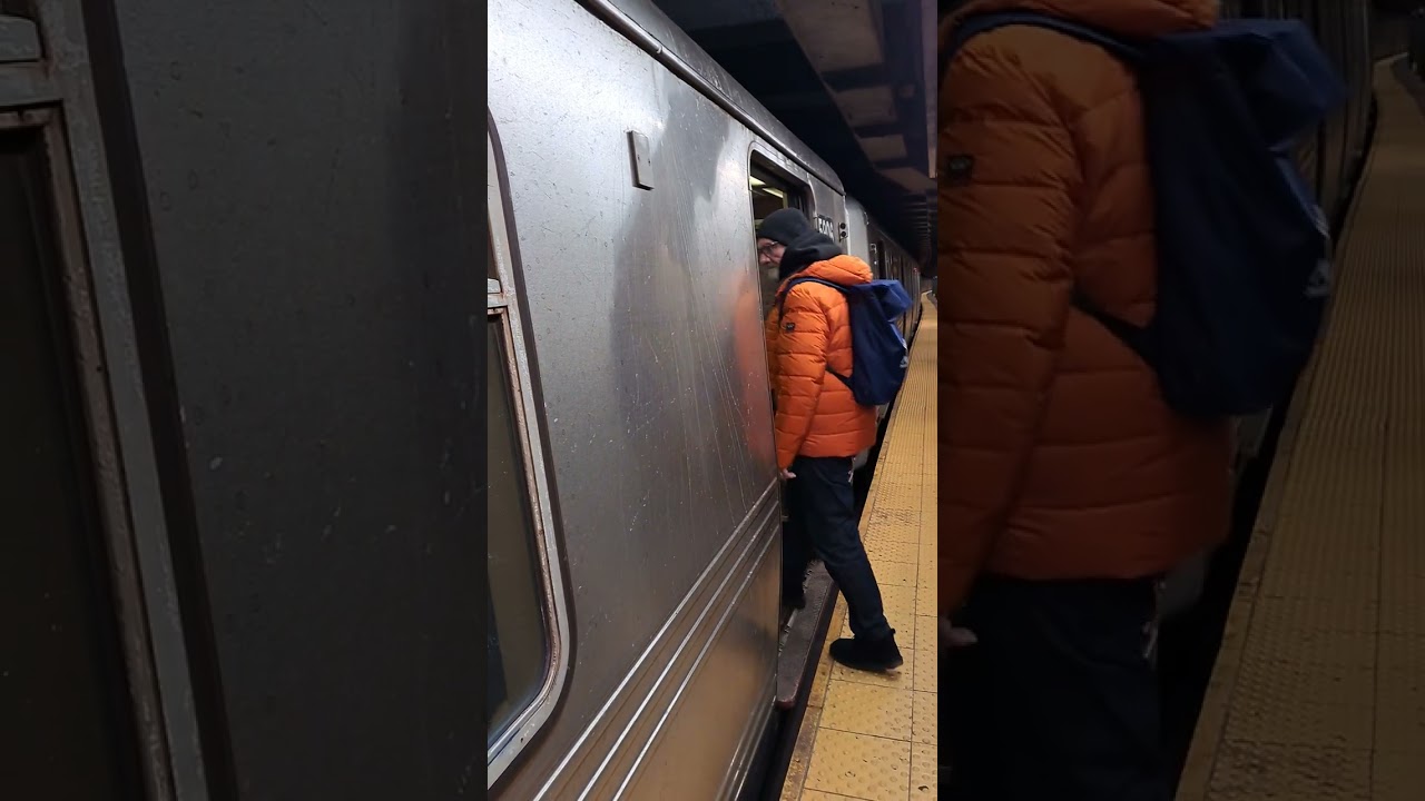 Manhattan Queens Bound R46 W train terminating and leaving Whitehall Street 