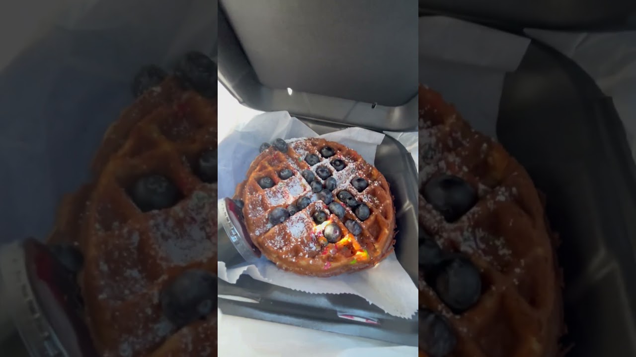Vegan Blueberry Fruity Pebbles waffle 🧇😋 #shorts #vegan #foodie