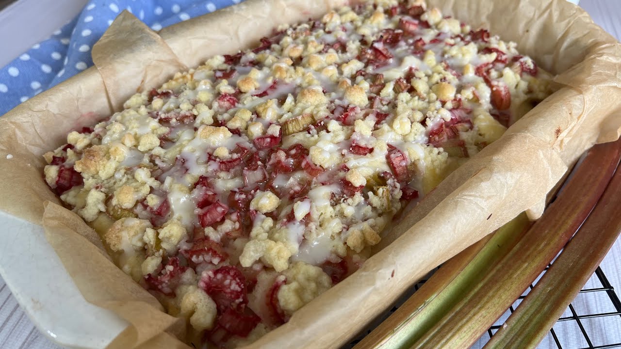 Ekspresowe ciasto bez miksera z rabarbarem i kruszonką