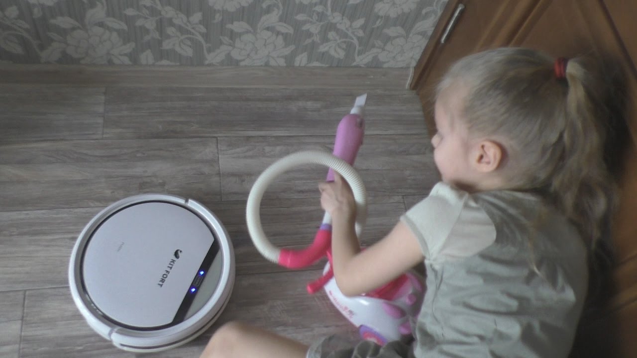РОБОТ пылесос АТАКУЕТ засасывает зверски #Robot cleaner #Peppa pig