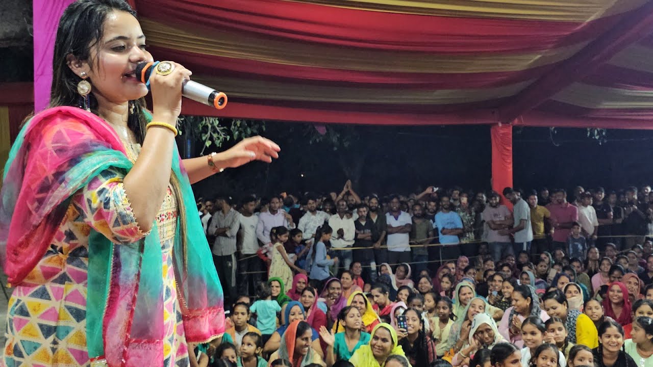 गाँव गोविन्दसर में श्री गणेश महोत्सव पर भजन गाते सोनाली डोगरा