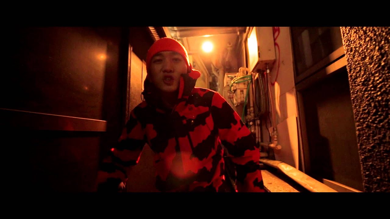 NAUGHTY - ビルの間