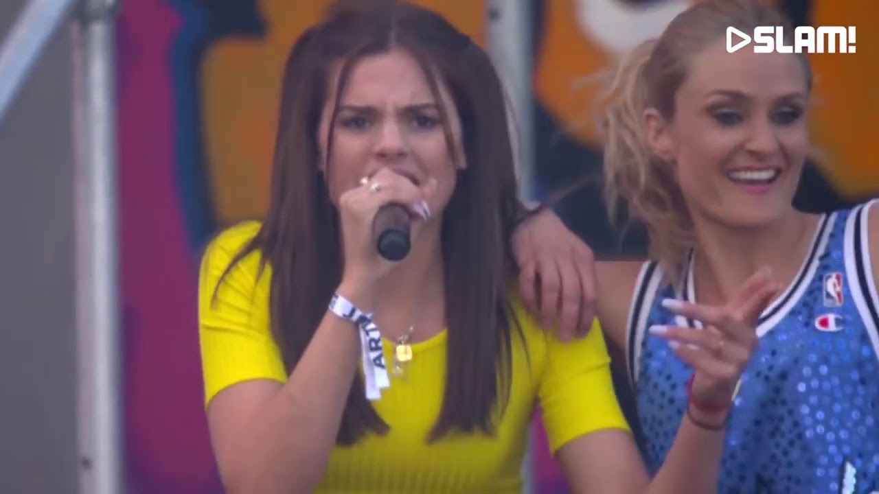 Famke Louise zingt vals met koningsdag LIVE