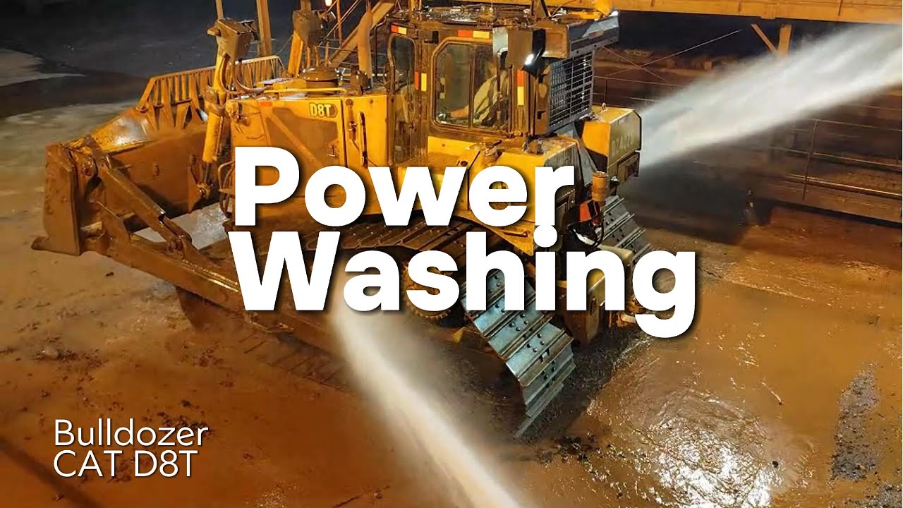 Мойка тяжелой техники с высоким давлением. Бульдозер CAT D8T