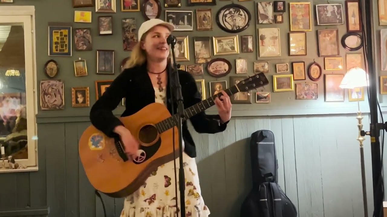 Rebekka Holi LIVE - Koiranainen