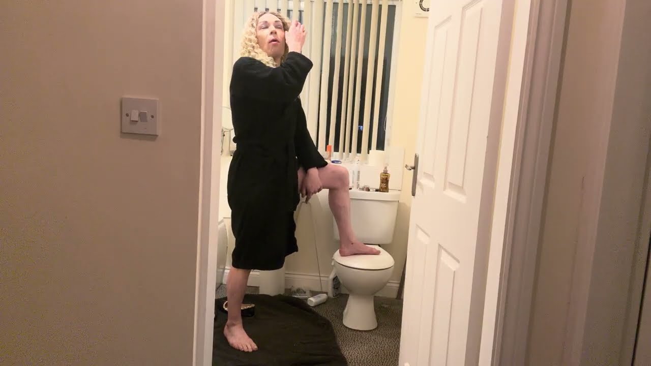 Crossdresser leg tanning