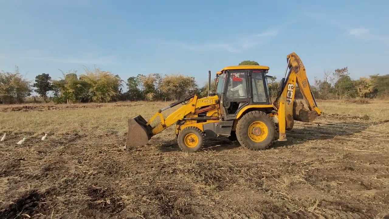 JCB 3dx cleaning the farm with front loader