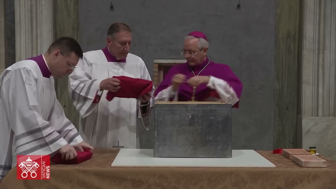 Muramento da Porta Santa Vaticana