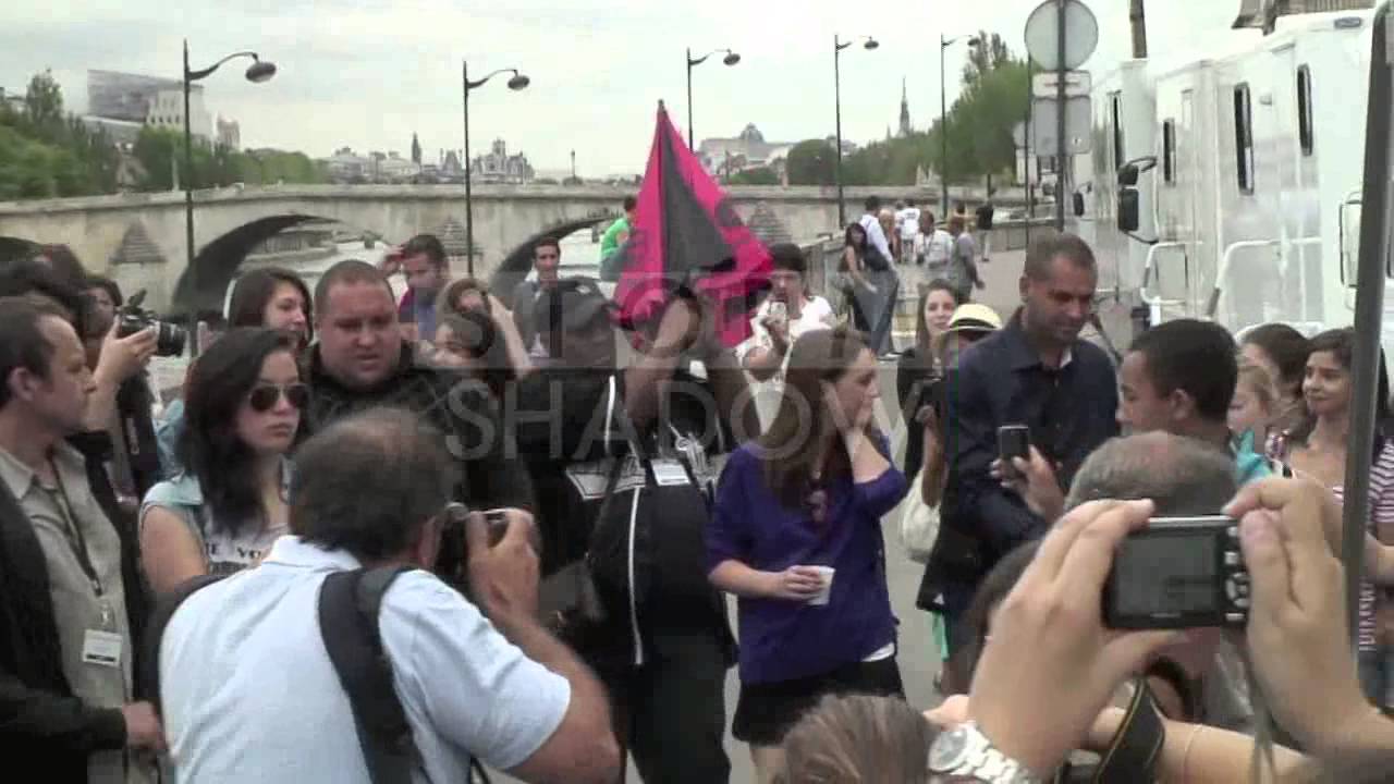 Leighton Meester on the set of Gossip Girl in Paris at Musée D'Orsay