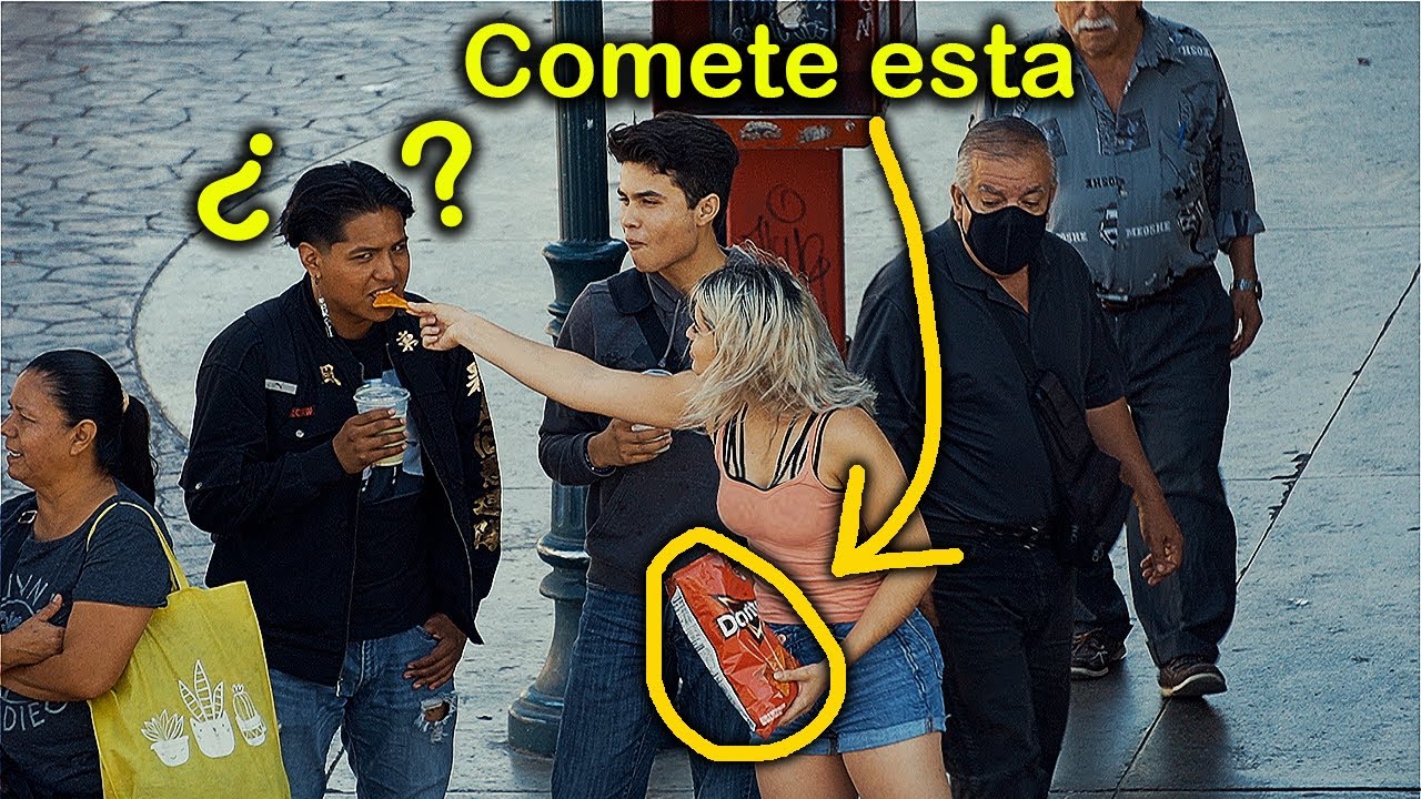 Le doy DORITOS a la gente en la BOCA!! 😜 // Bromas en la calle - Bufones.net