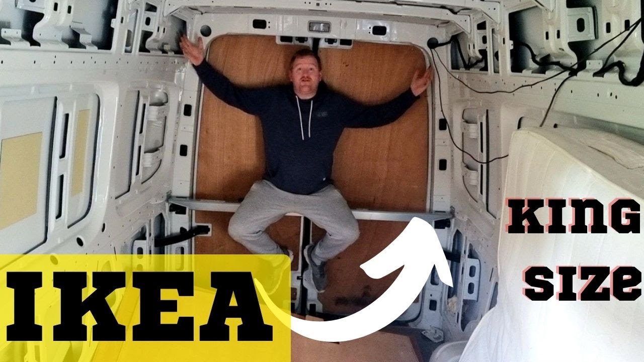 Дешевая самодельная кровать IKEA размера «king-size» установлена ​​в кемпере VW Crafter