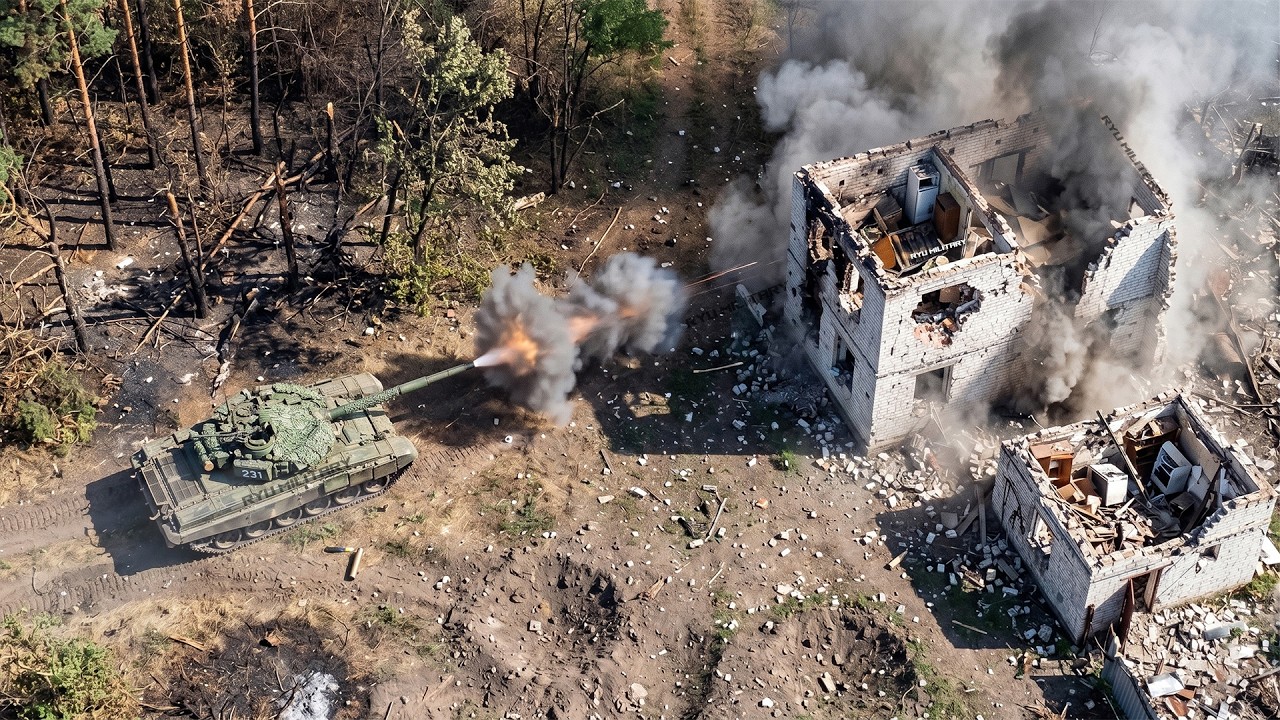 В упор &mdash; российский Т-72Б3 открыл огонь по опорному пункту противника.