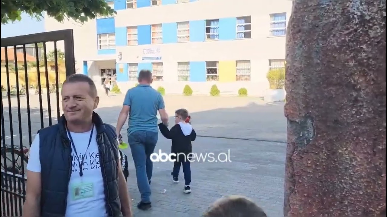 Trishtim në shkollën “Ndre Mjeda” në Shkodër, nxënësit vendosin lule në kujtim të dy vajzave Arrazi