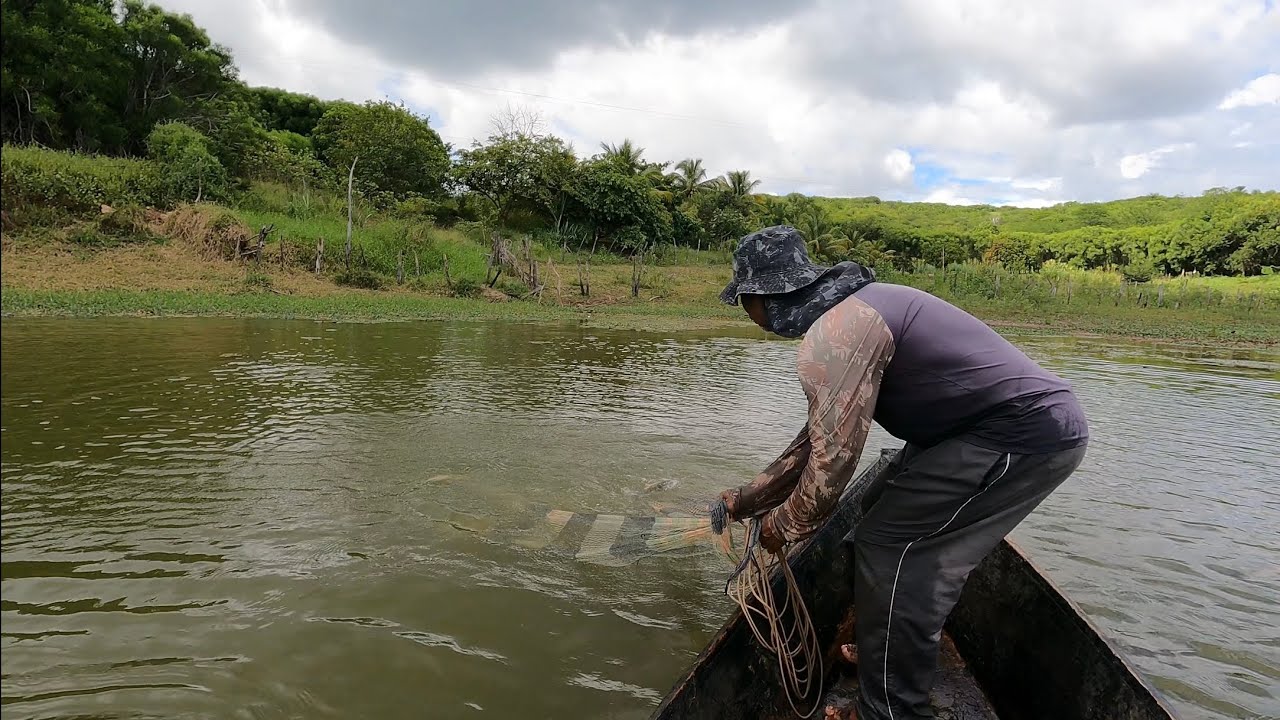 Teve que deitar a tarrafa para não escapar os peixes