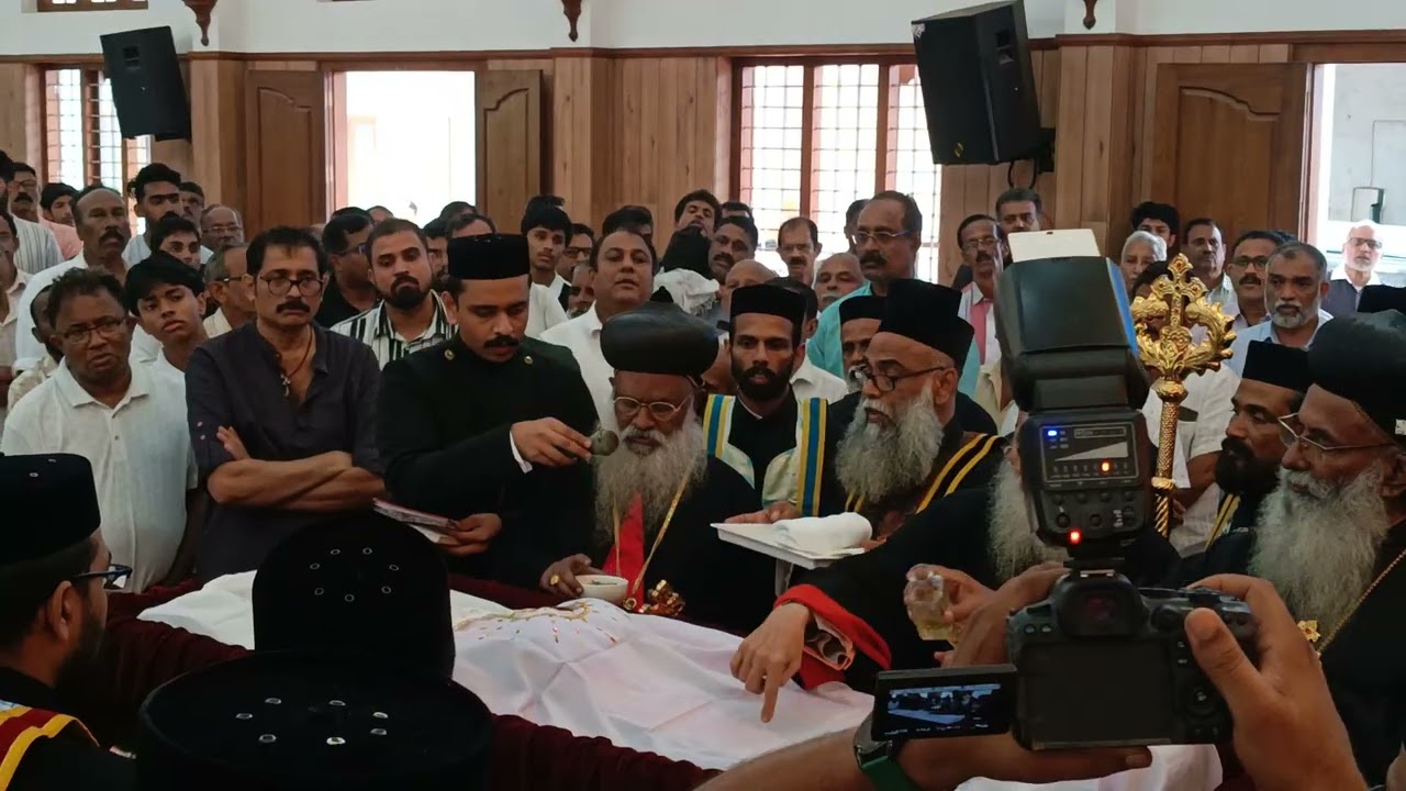 Fr. ജോർജിന്റേ ഭൗതിക ശരീരത്തിൽ മോറാൻ മാർ  ബസേലിയസ് മാർത്തോമാ തൃത്വിയൻ ബാവ സൈതിനൽ അഭിഷേകം ചെയ്യുന്നു.