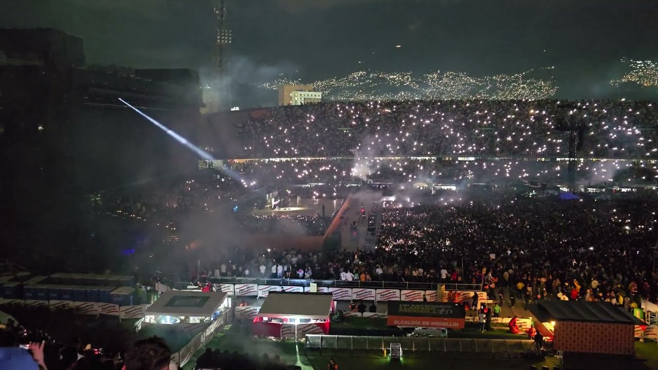 Bad Bunny LEVANTA al Público en Medellín: Mensaje de Energía y Fiesta que TODOS Recordamos