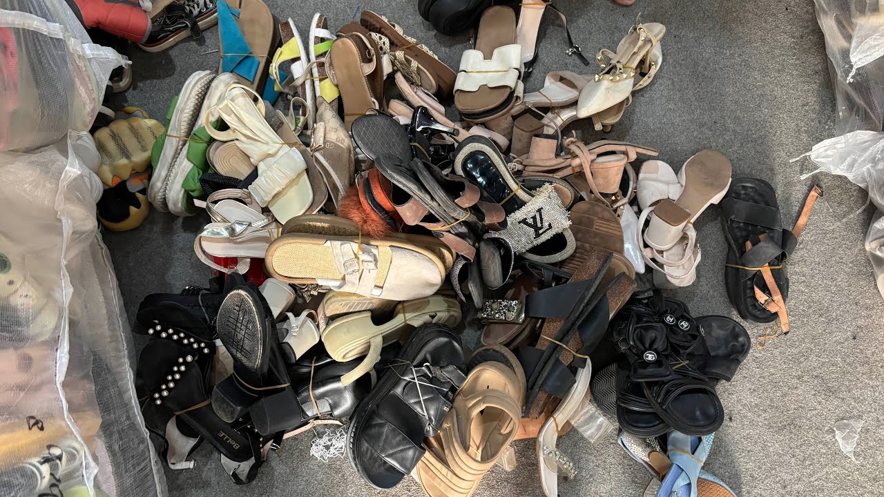 Ladies a great sandal ka behtarin pack bory wala mall a chuka hai wholesale price available hai