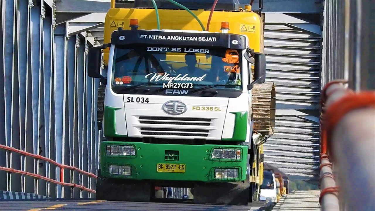 Excavator Trucking Delivery Komatsu PC200 With FAW Self Loader Truck