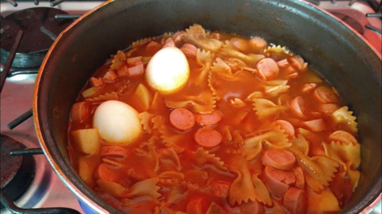 SOPA DE MOÑITOS CON PAPA Y SALCHICHAS.