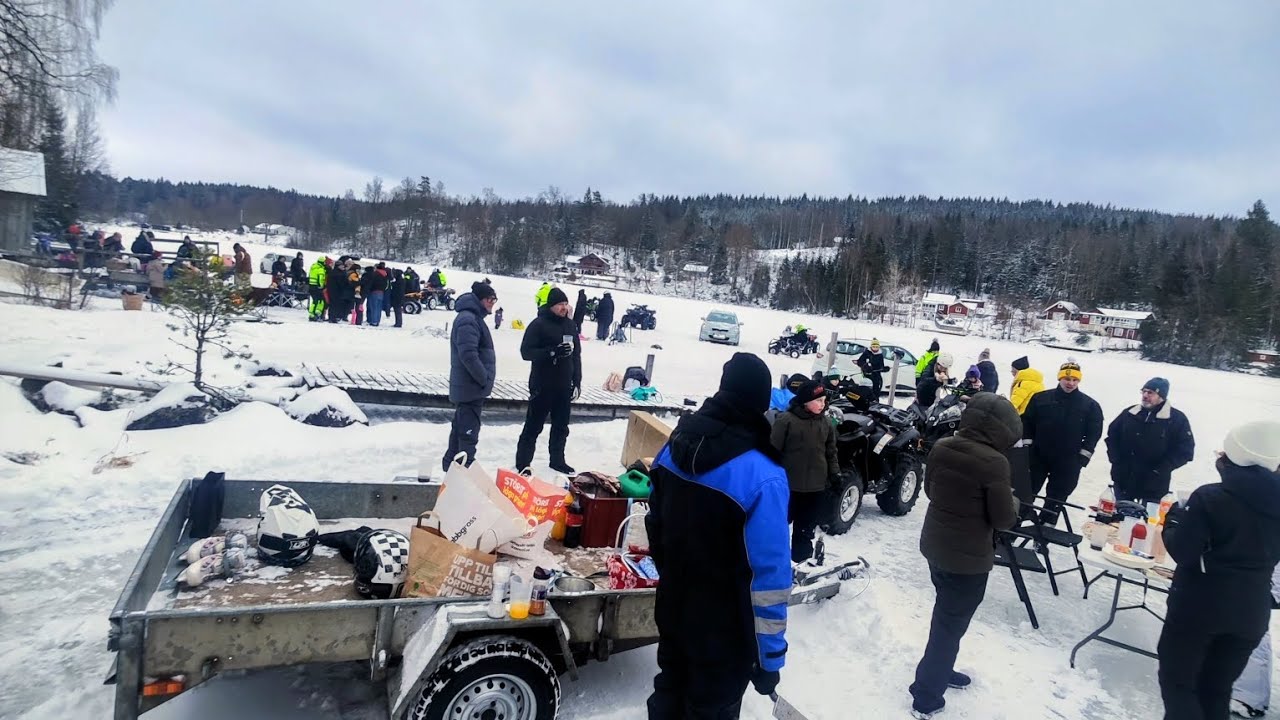 En dag på sjön Tolken mellan Borås och Ulricehamn. Grill, skridskor, fyrhjuling och bilar! 😍 