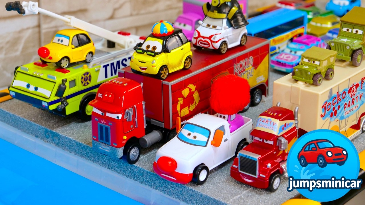 ディズニーカーズ🚘100台のミニカーを使って走行テスト♪青い水の中に入ってくよ
