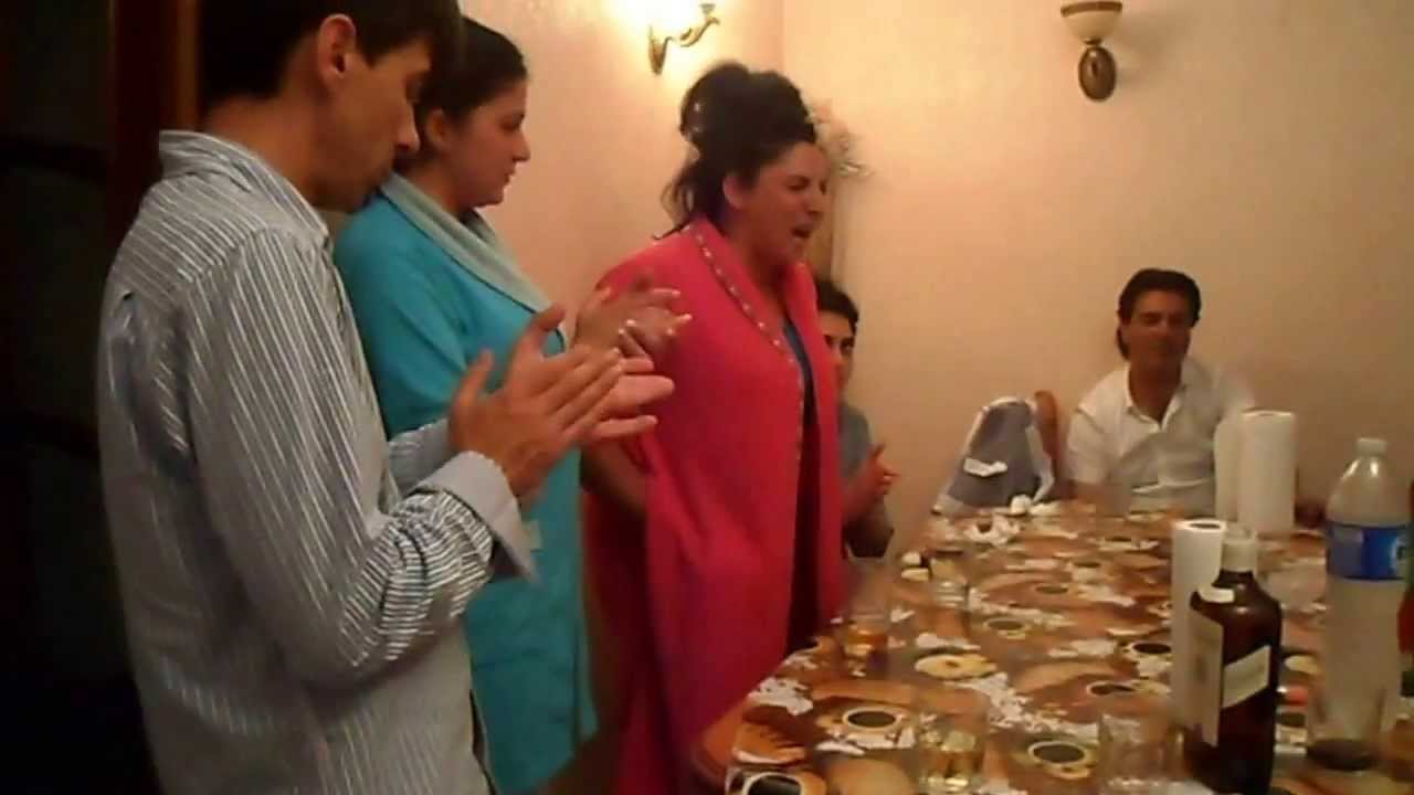 la keli cantando a sus primos 2