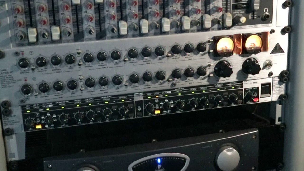 Behringer rack, Cortex player, mixer, parametric equalizer (tube), active crossover, 3 X amps 02