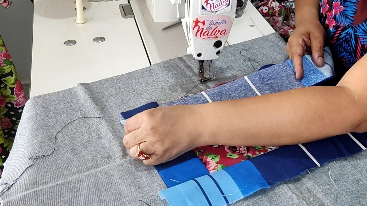 RETALHOS TAPETE FAZ EM DEZ MINUTOS E TÁ PRA FAZER BASTANTE EM UM DIA 😱