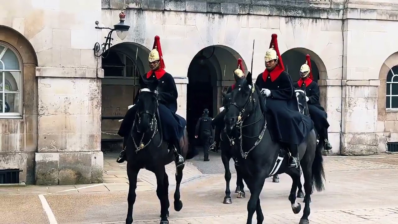 Surprising Moment During the New King’s Guard Changeover at Horse Guards 😳🐴
