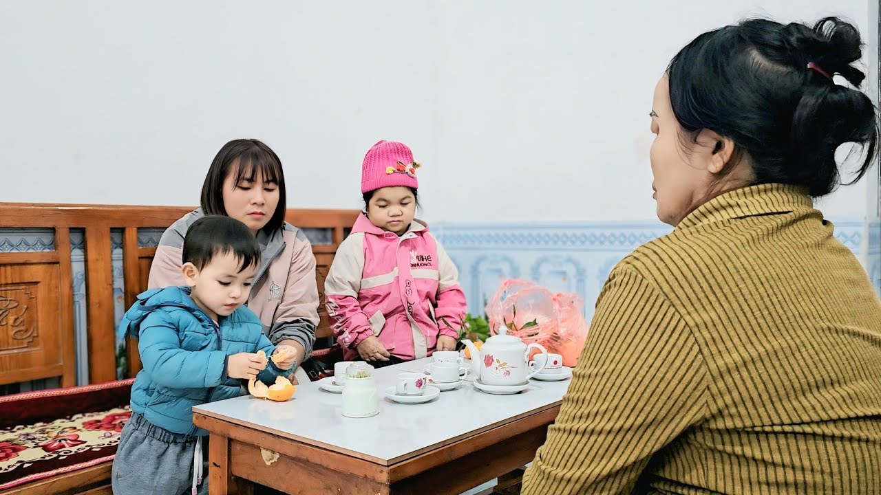 Mrs. Thuy was very happy when Thu's family came to her house for dinner. They talked a lot.