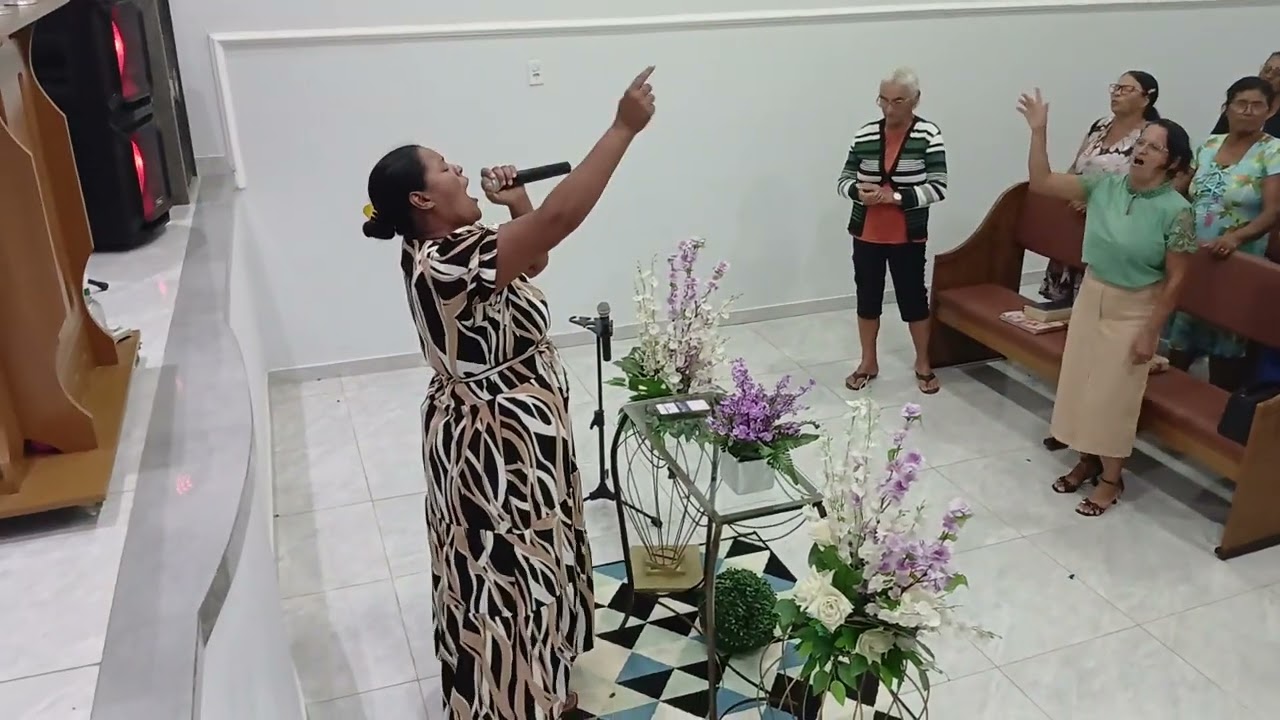 Diaconiza Jéssica adora ao senhor na campanha Lucas 12:20 na AD Filadélfia.
