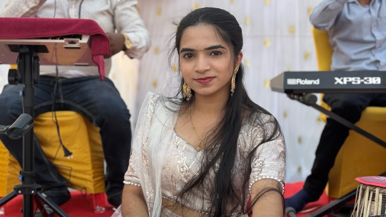 घेऊन न्हाणे करवल्या निंघाल्या गो पाण्याला (मिनल लोभी)