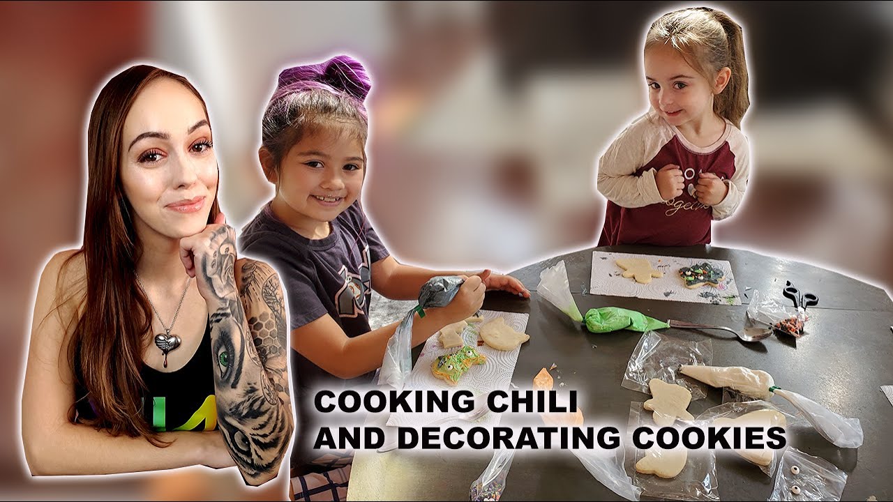 FAMILY VLOG | MAKING CHILI | DECORATING HALLOWEEN COOKIES