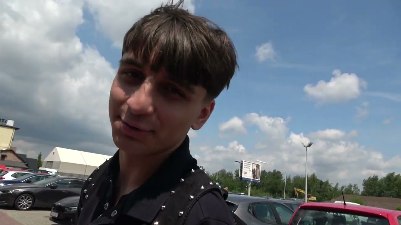 40-latek odbiera syna z zakończenia roku