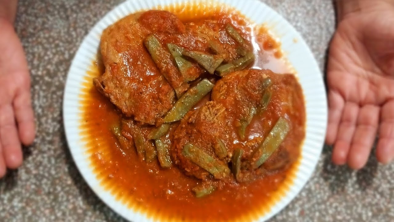 Chuleta con nopales en salsa de jitomate